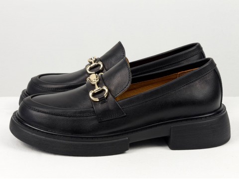 Женские туфли-лоферы из натуральной кожи черного цвета  на облегченной подошве с золотой фурнитурой, Т-2052-17